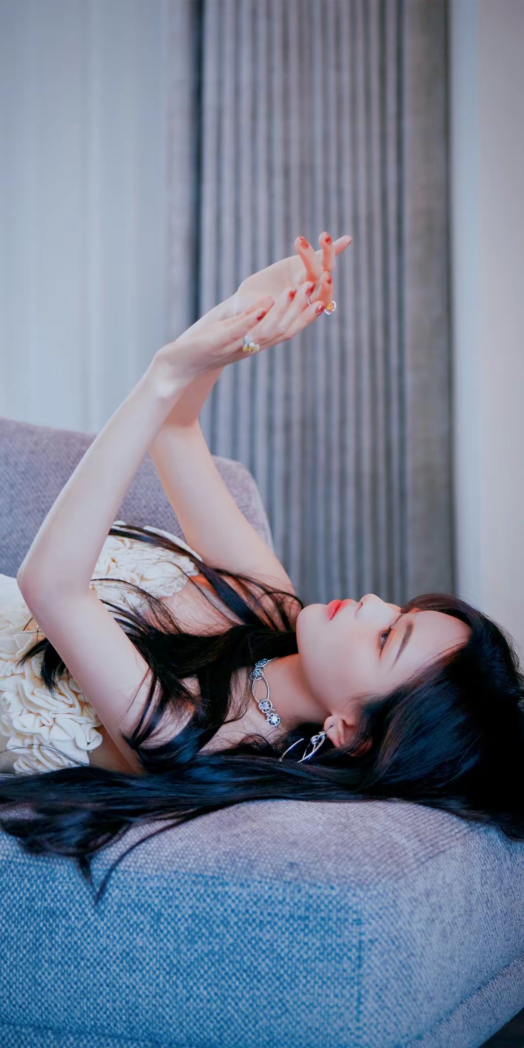 杨超越抹胸白裙光影大片插图1