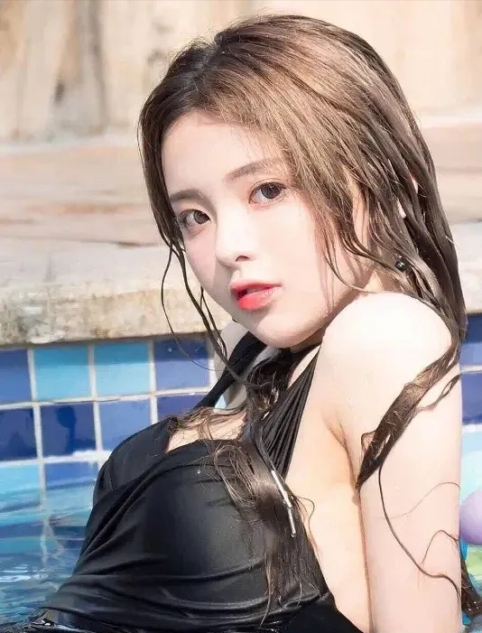 杨超越早期黑色泳装插图