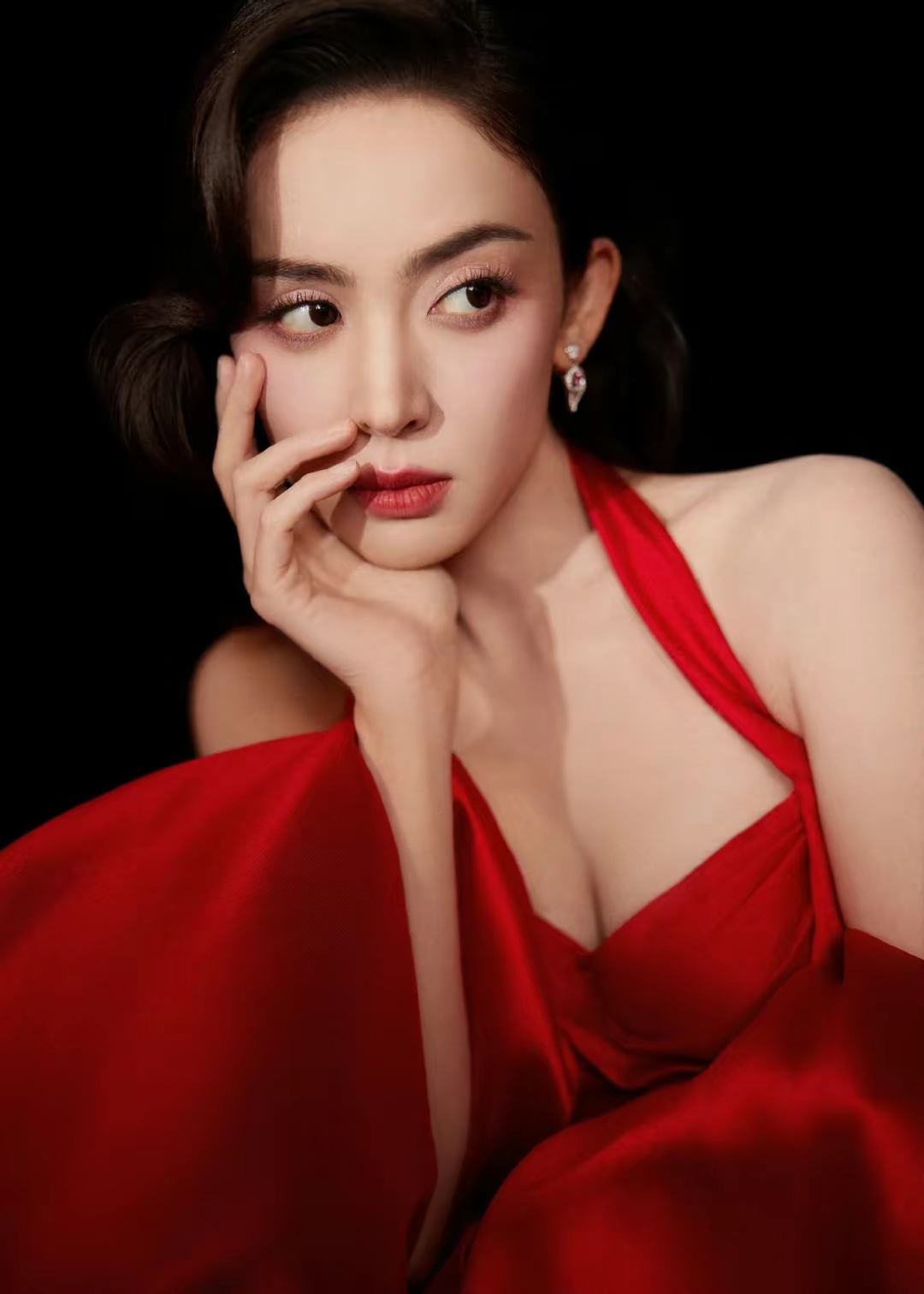 古力娜扎写真，一袭红裙好似异域玫瑰插图4