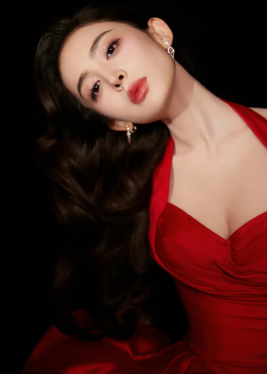 古力娜扎写真，一袭红裙好似异域玫瑰插图5