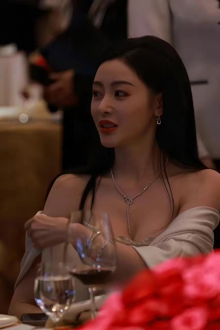 张天爱白色抹胸裙显傲人事业线插图5