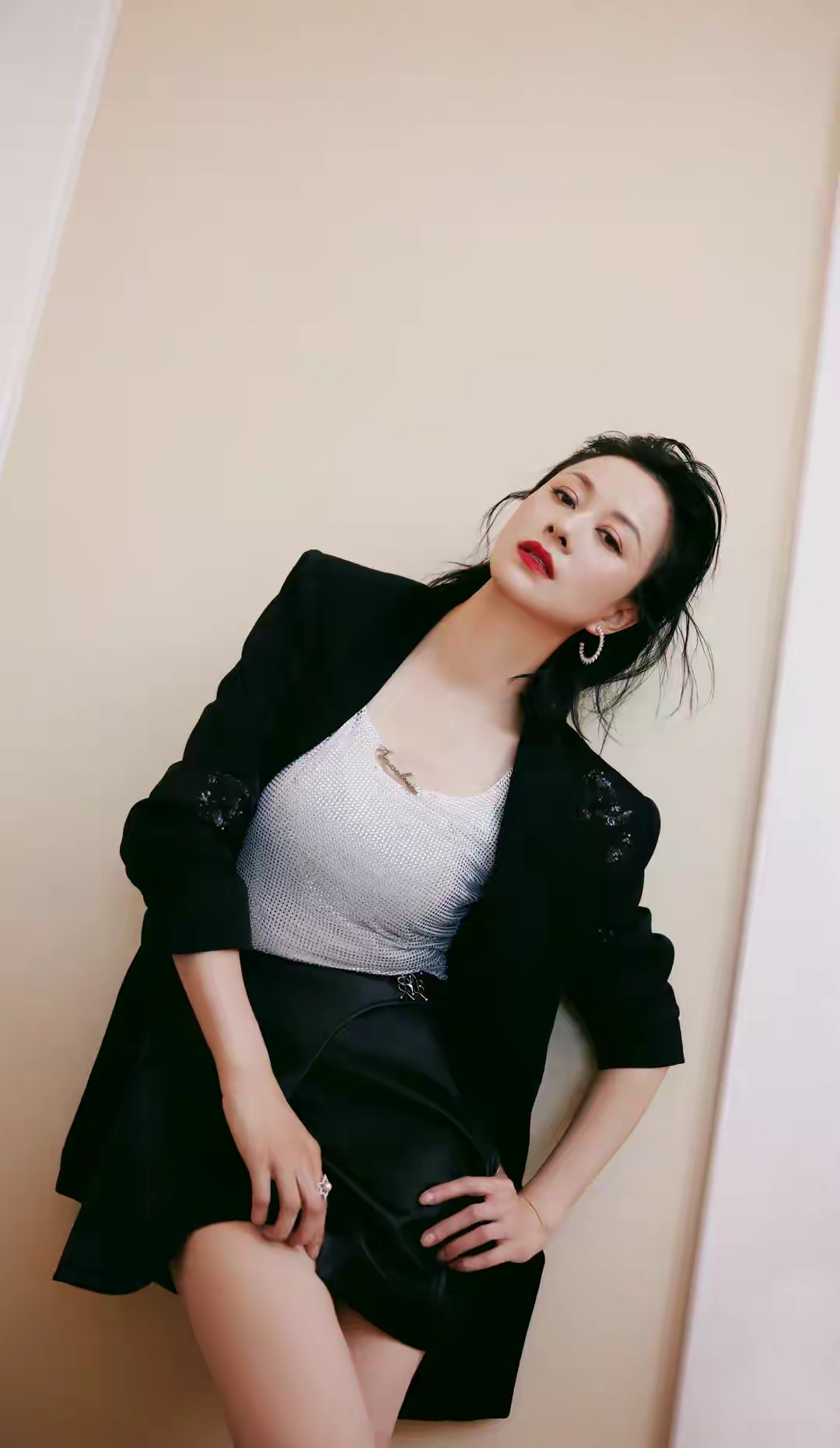 倪虹洁烫钻亮片背心风情写真插图7