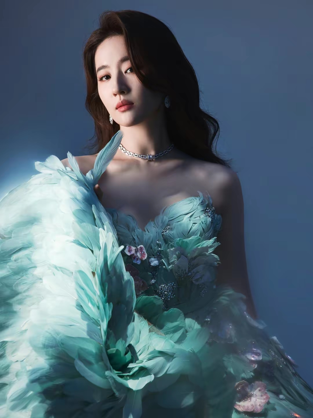 刘亦菲高清蓝色羽毛裙写真插图16