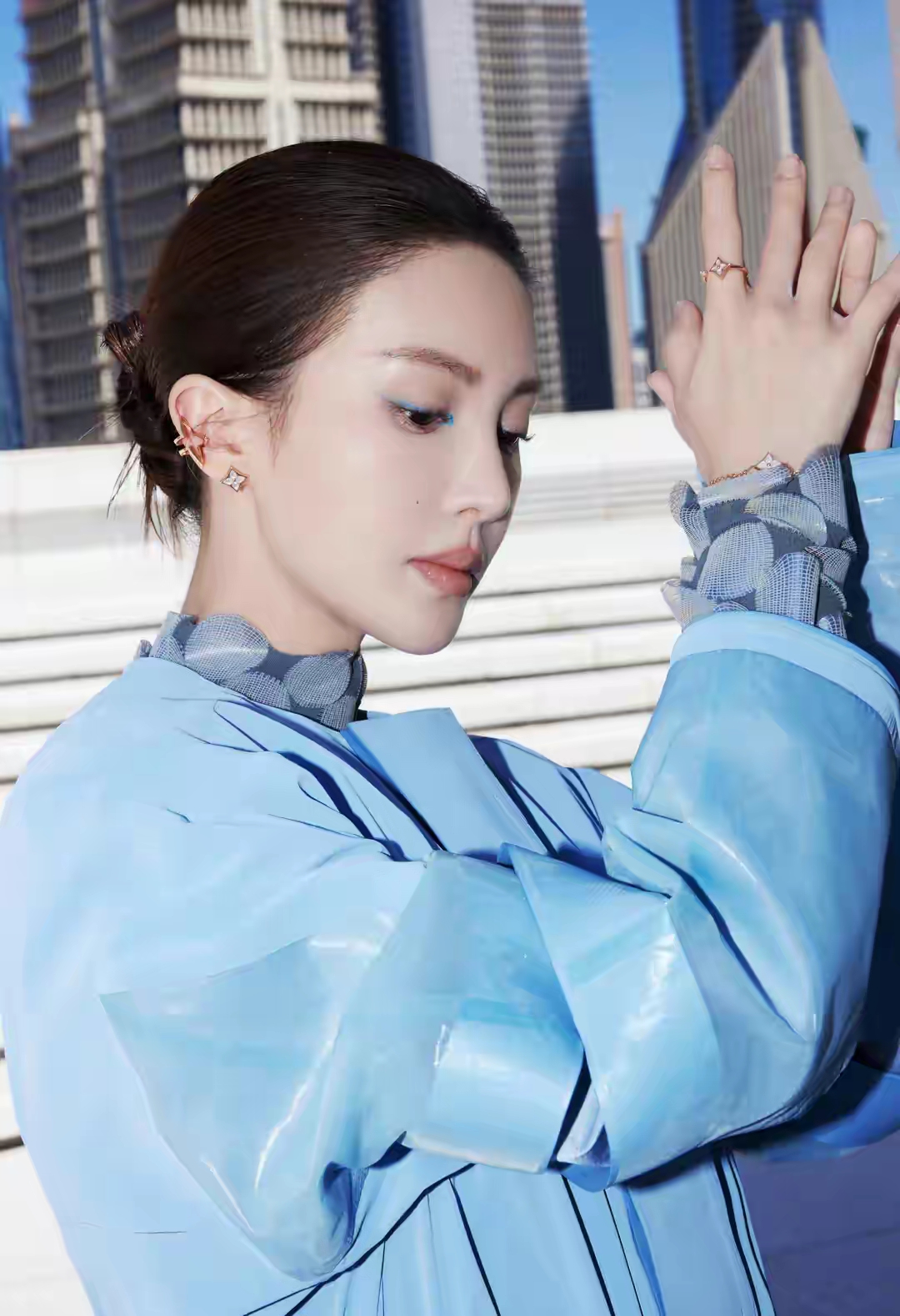 金晨蓝色收腰花苞夹克写真插图3