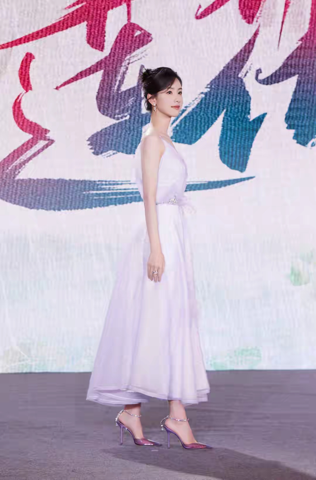 陈都灵浅紫色羽毛吊带裙写真插图12