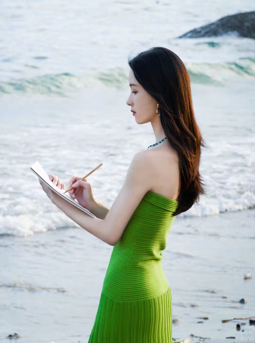 陈都灵身着绿色抹胸长裙写真插图4