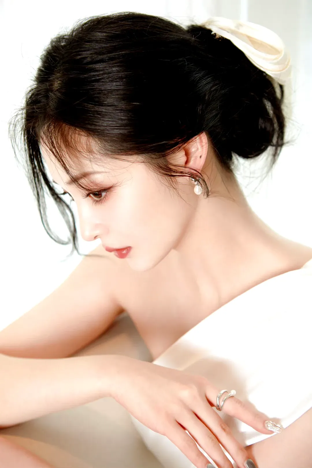 周洁琼白色露肩裙写真插图5