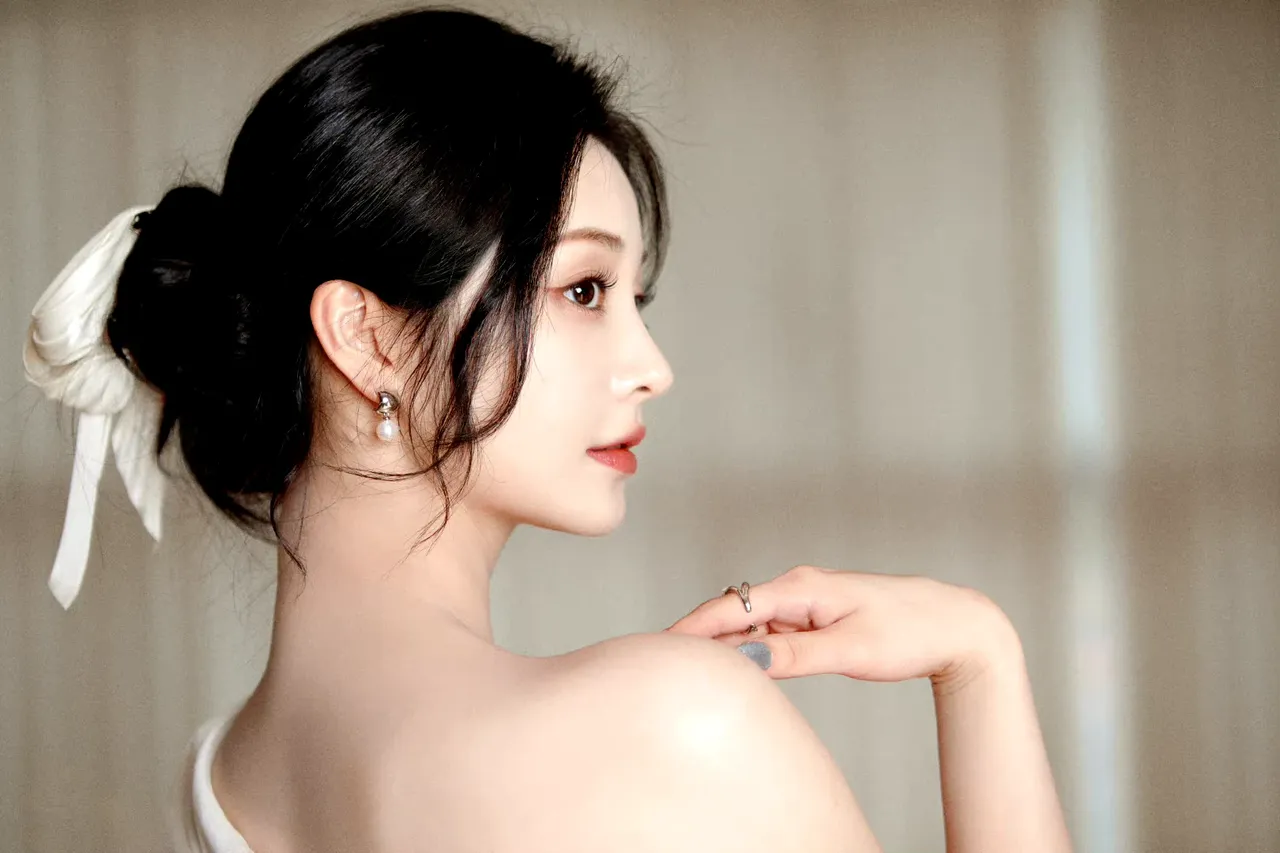 周洁琼白色露肩裙写真插图10