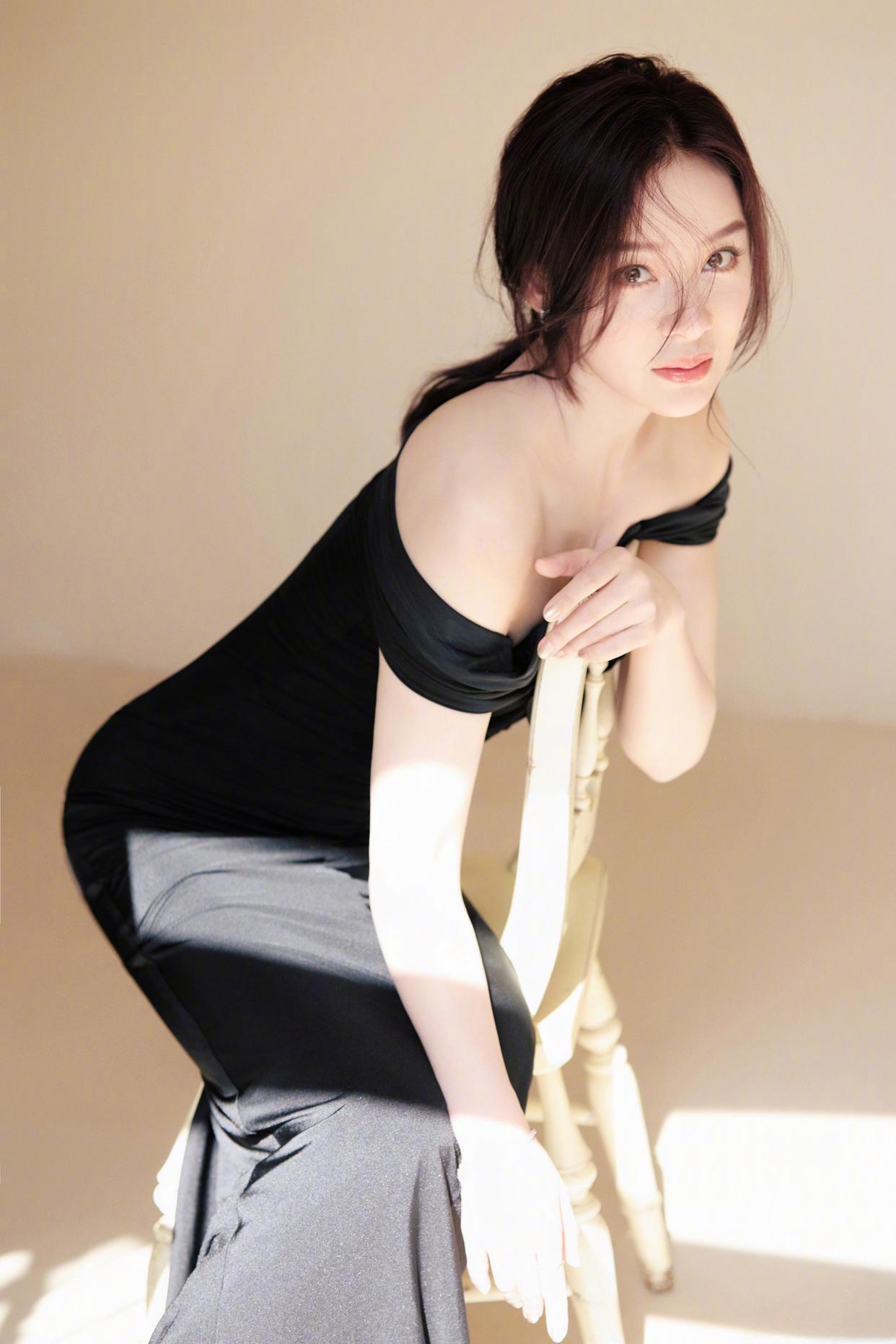 袁姗姗露肩长裙写真插图4