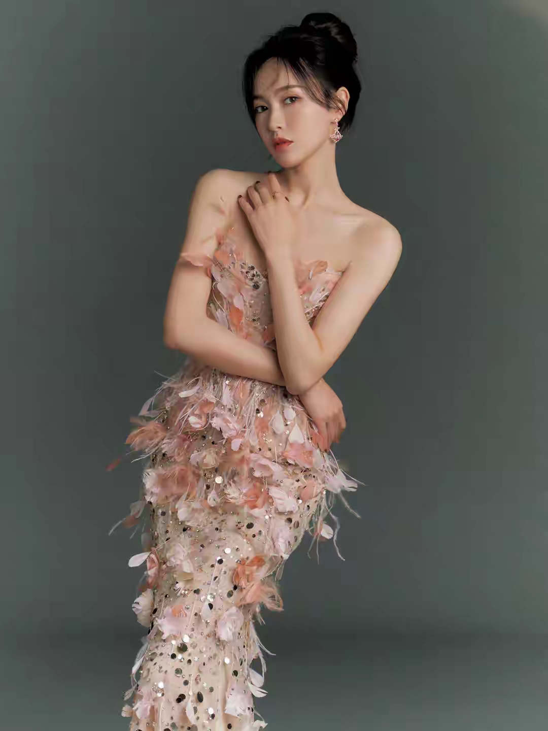 唐嫣抹胸羽毛花朵裙写真插图8