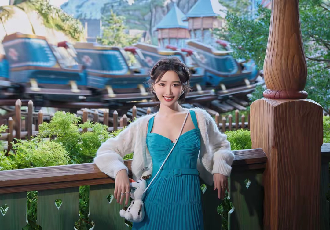 毛晓彤蓝色吊带连衣裙写真插图1