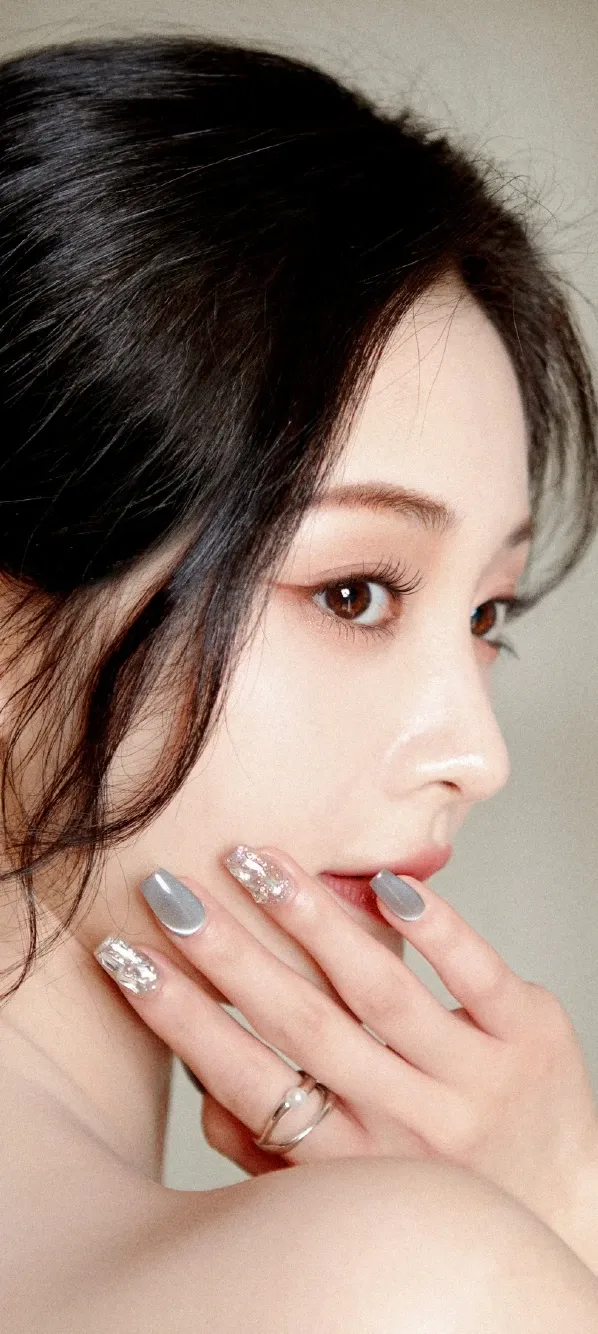 周洁琼白色露肩裙写真壁纸插图5