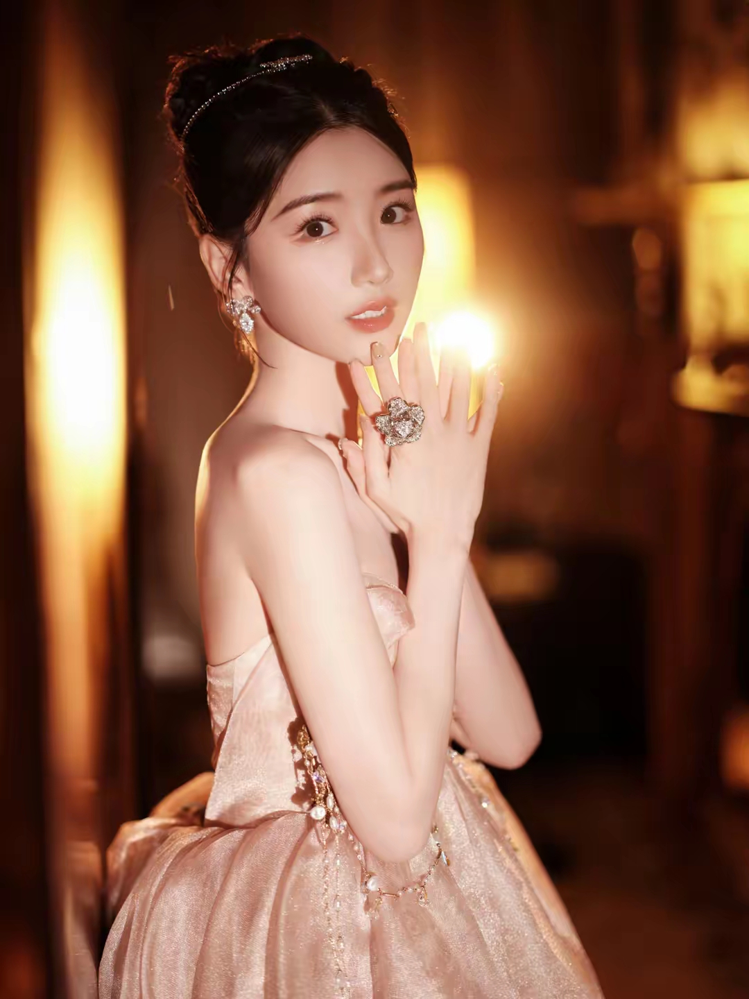 毛晓彤香槟色的抹胸蓬蓬公主裙写真插图3