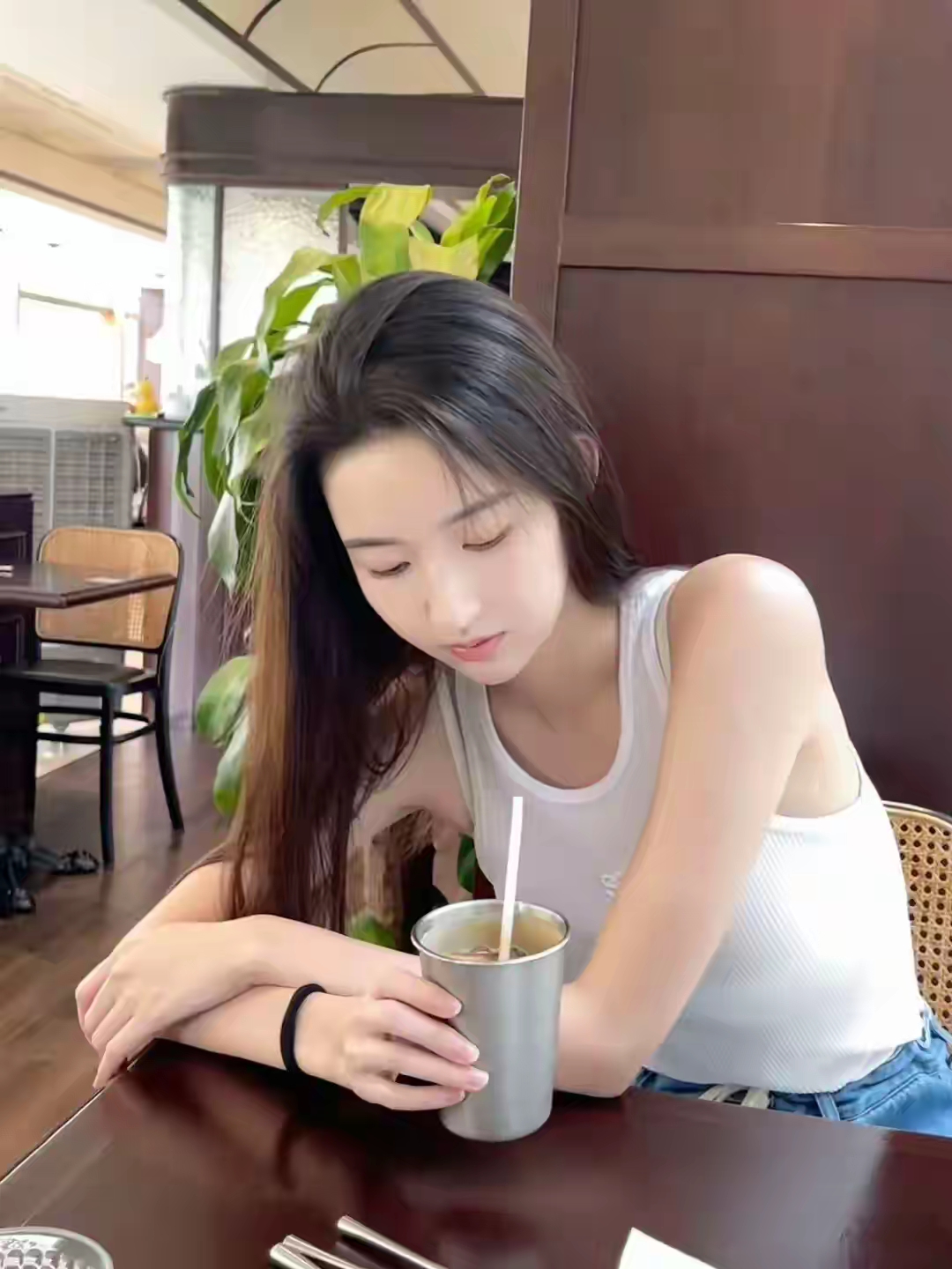 王玉雯白色背心少女写真插图