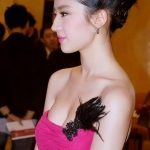 刘亦菲粉红色抹胸裙写真