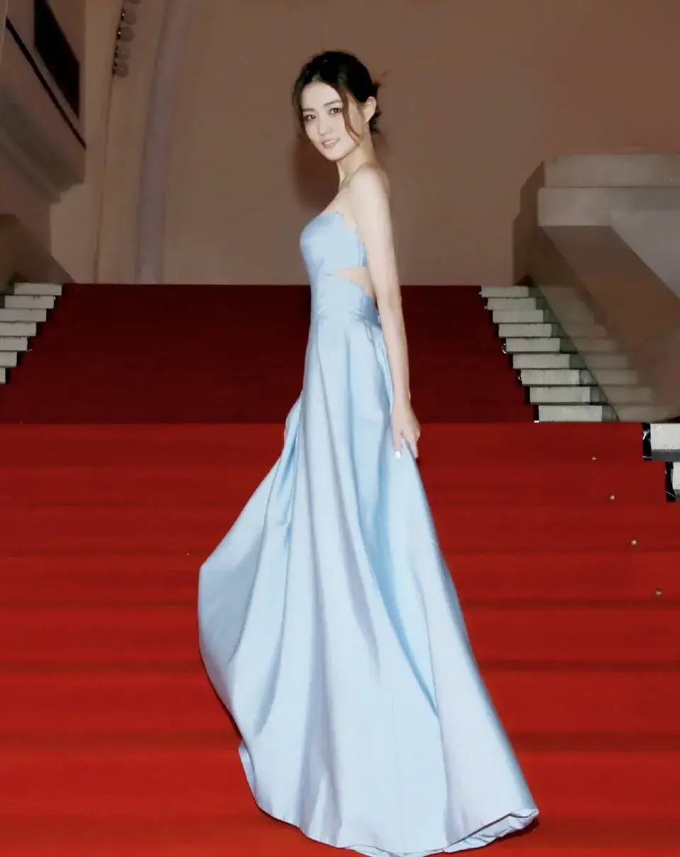 徐璐蓝色抹胸裙写真插图3