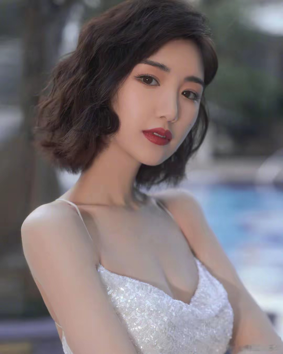 毛晓彤白色吊带裙写真插图6