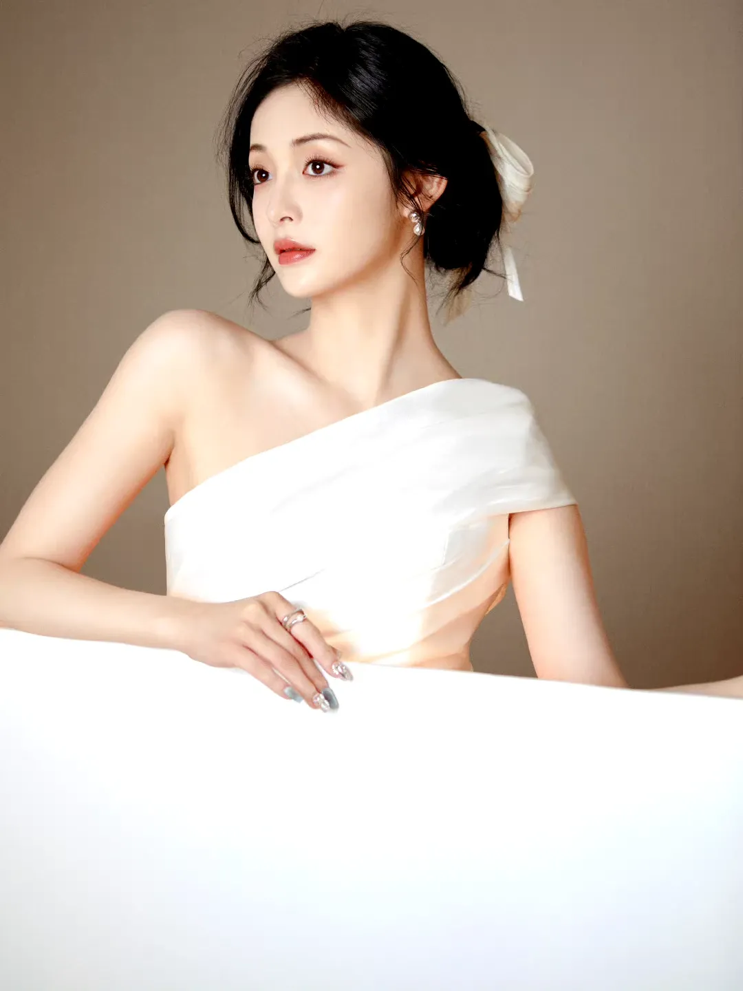 周洁琼白色露肩裙写真插图4