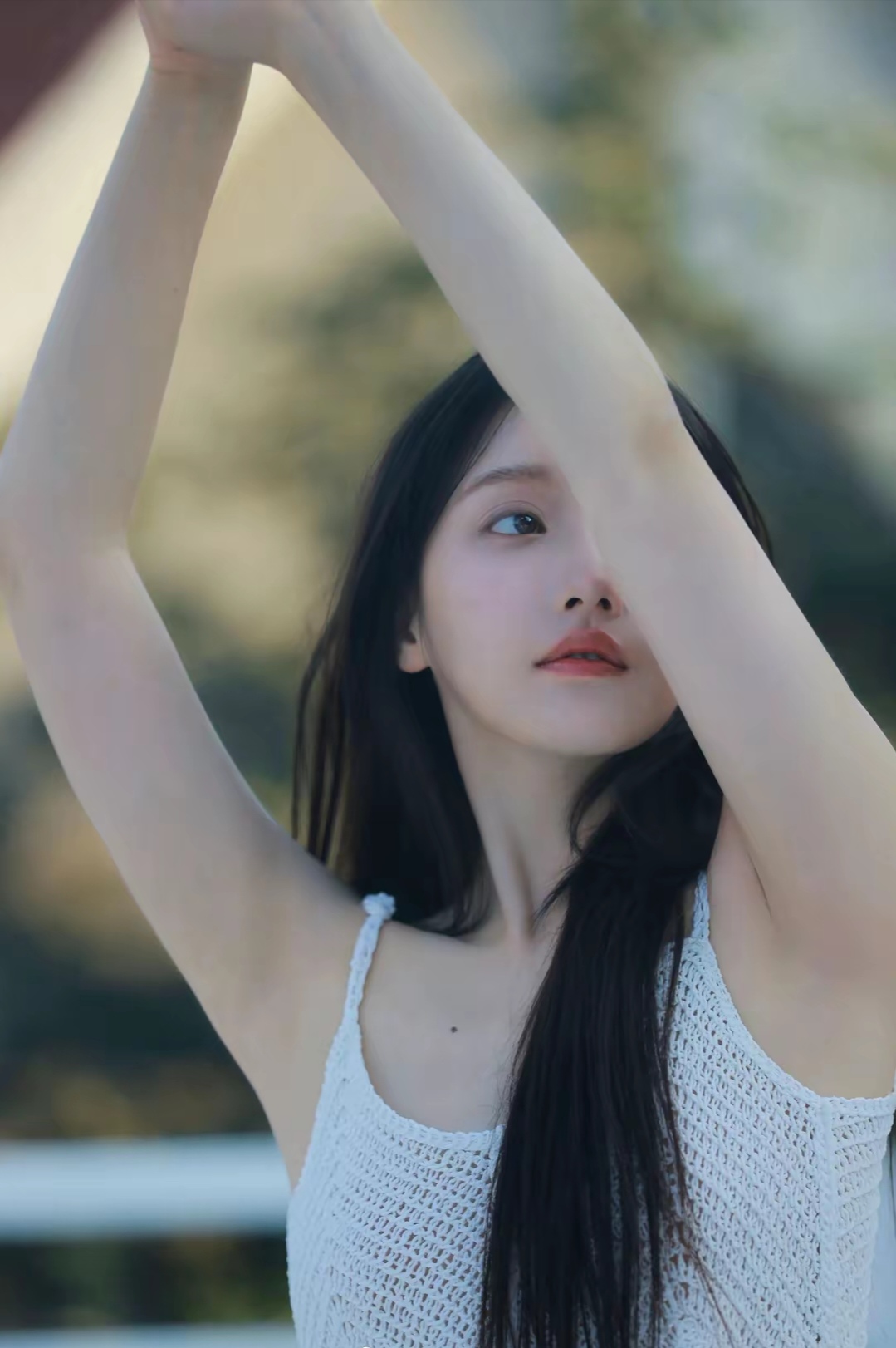姜贞羽背心写真插图2