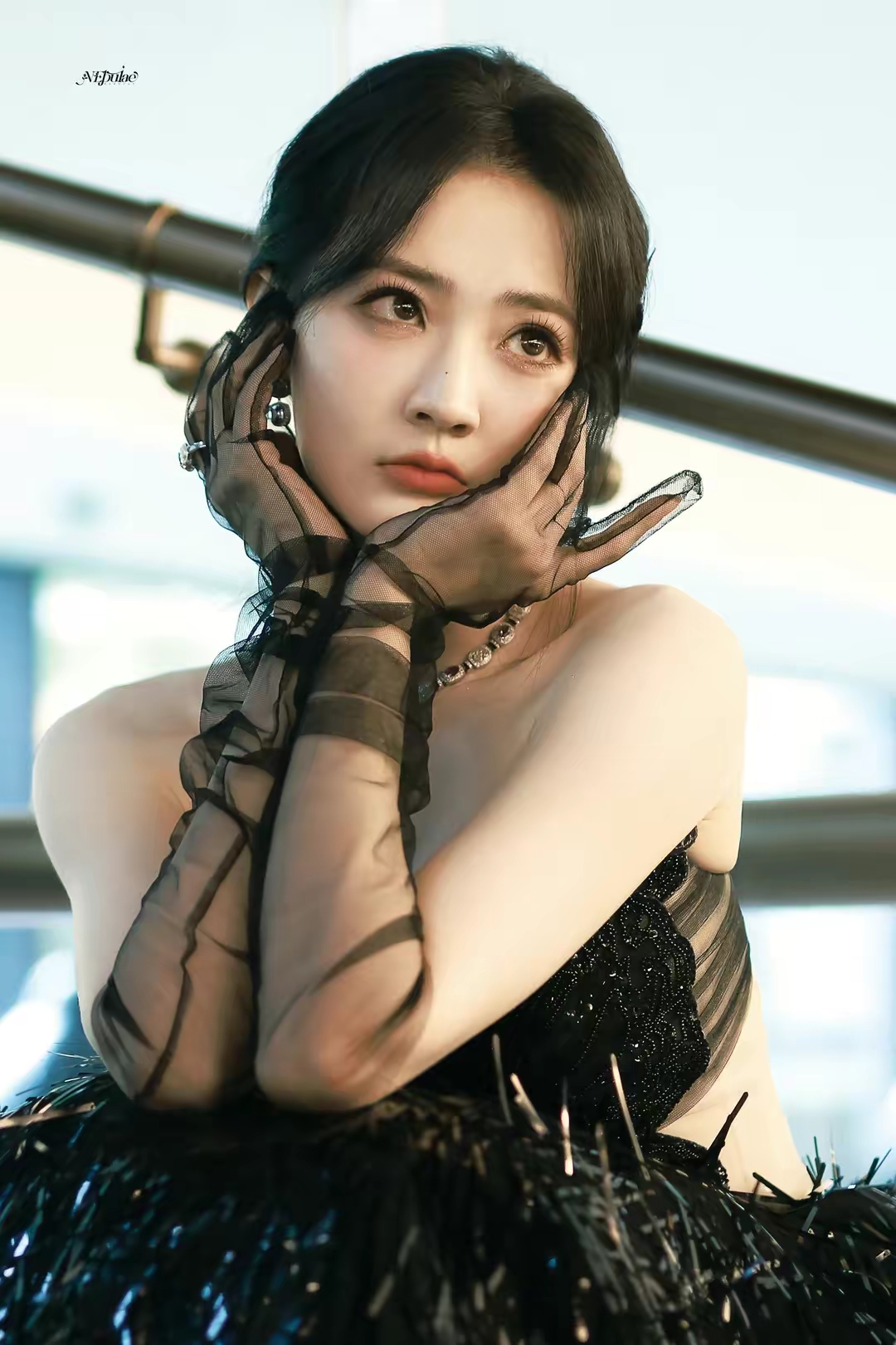 徐璐一袭黑色蝴蝶抹胸流苏裙写真插图5