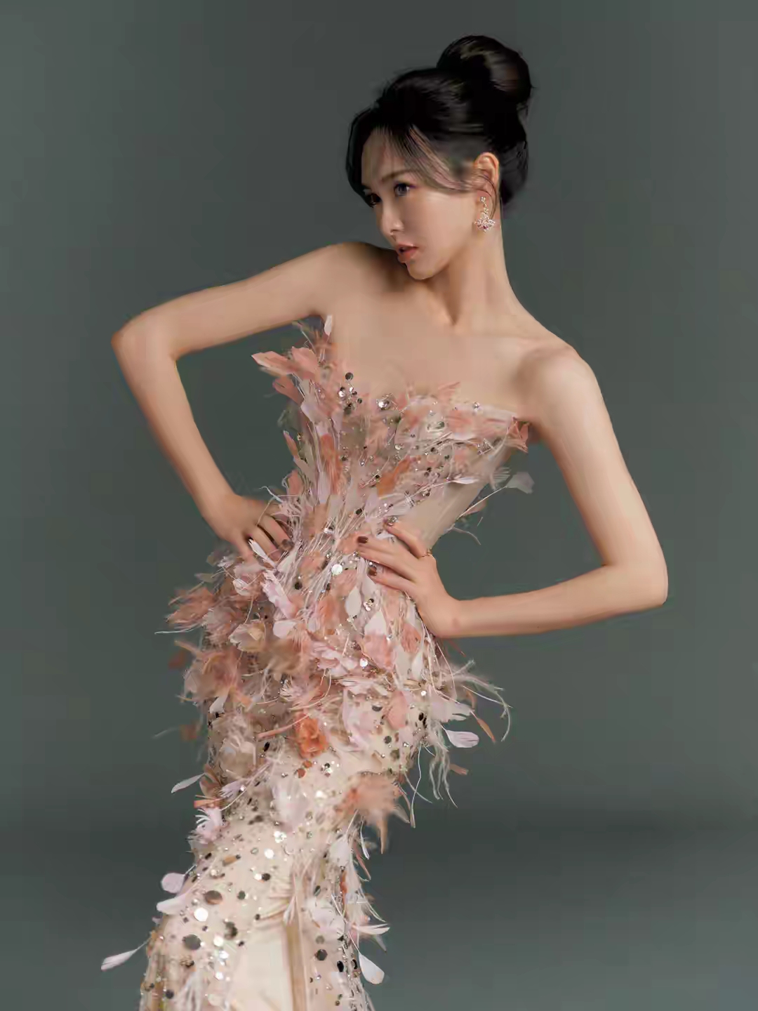 唐嫣抹胸羽毛花朵裙写真插图7