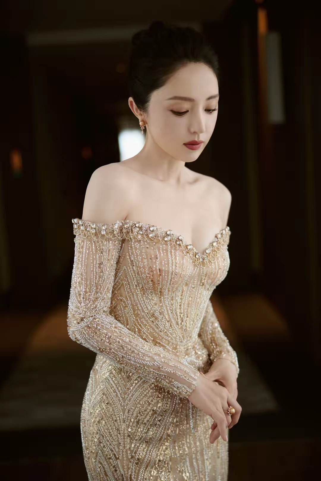 董璇金色亮片抹胸连衣裙写真插图4