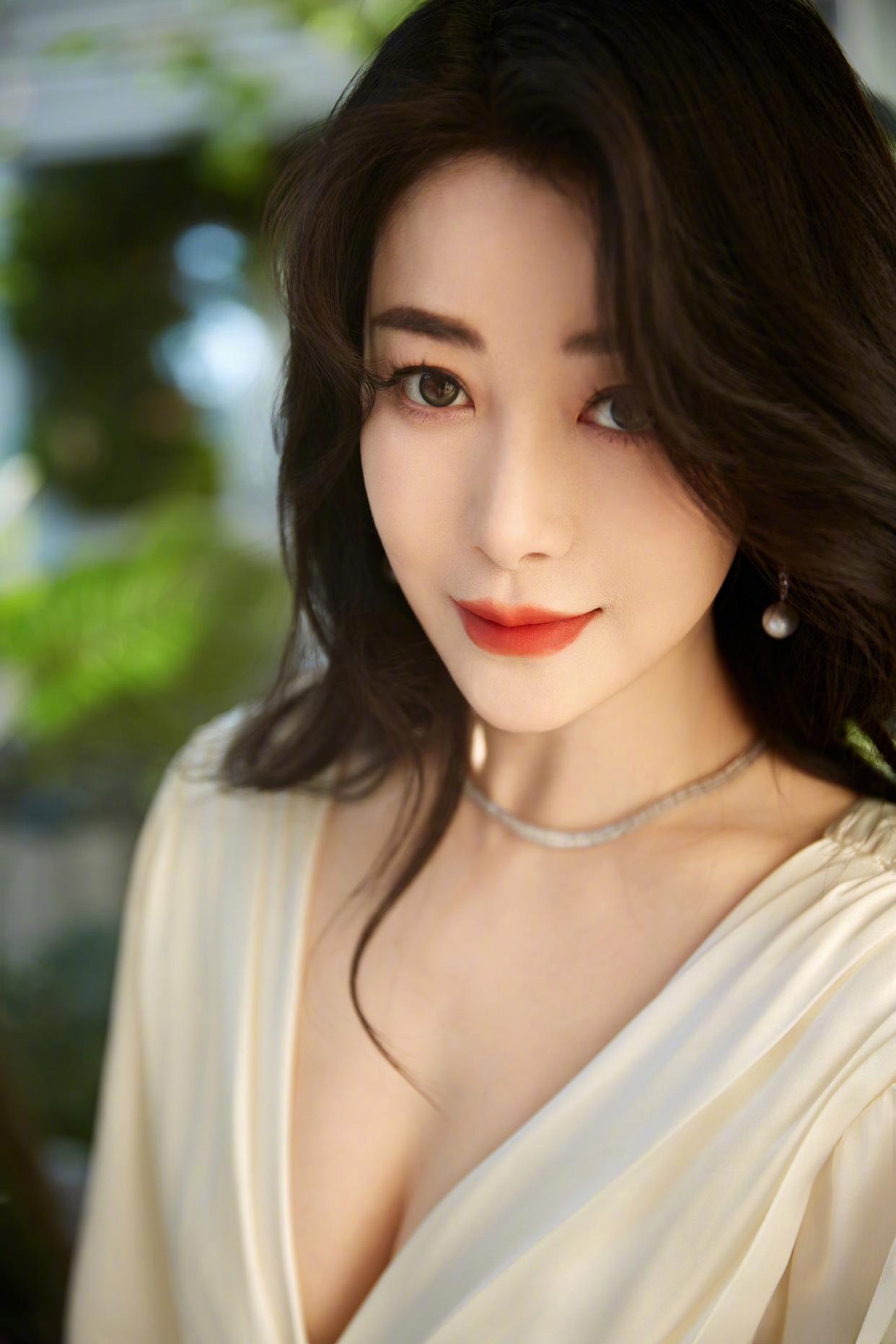 陈紫函纯白深V长裙写真插图4