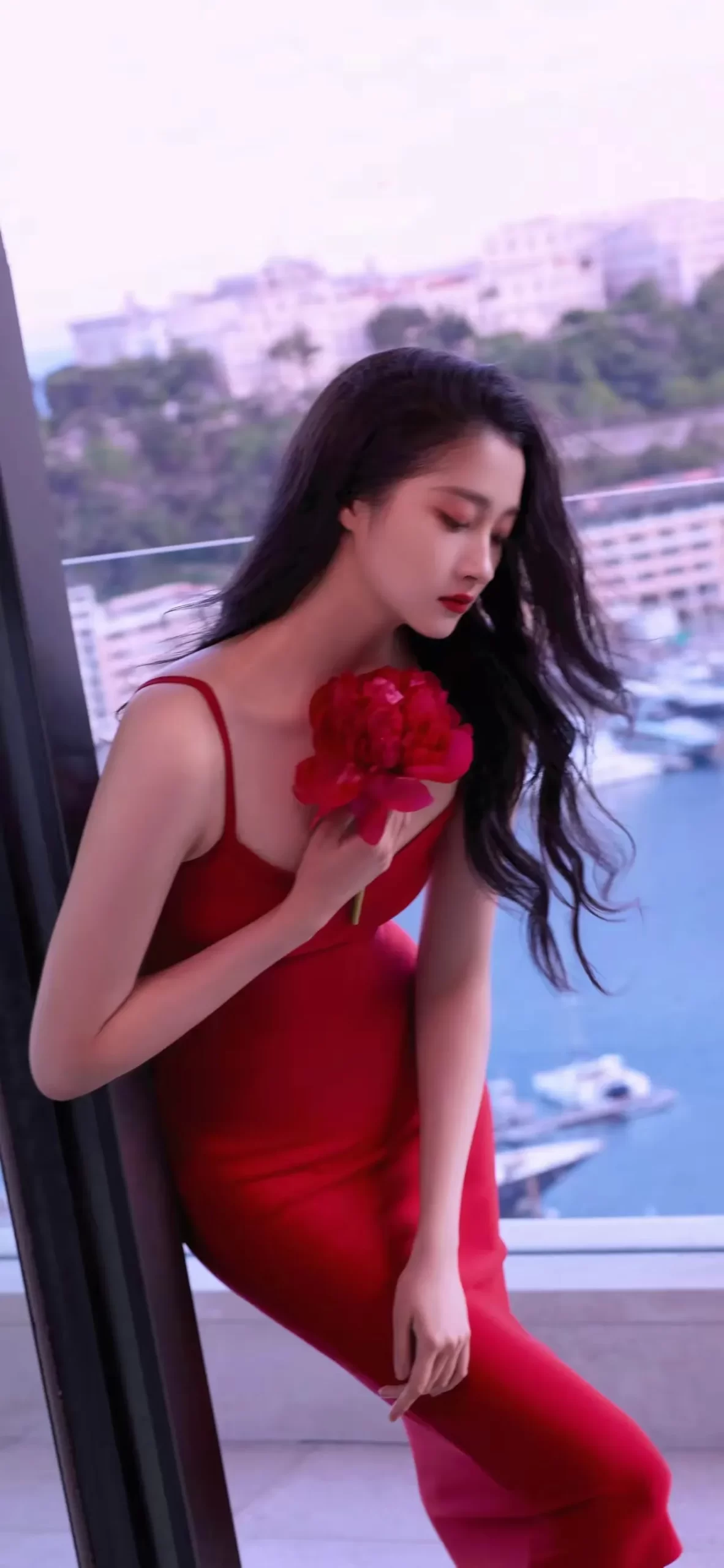 关晓彤红裙写真壁纸插图3