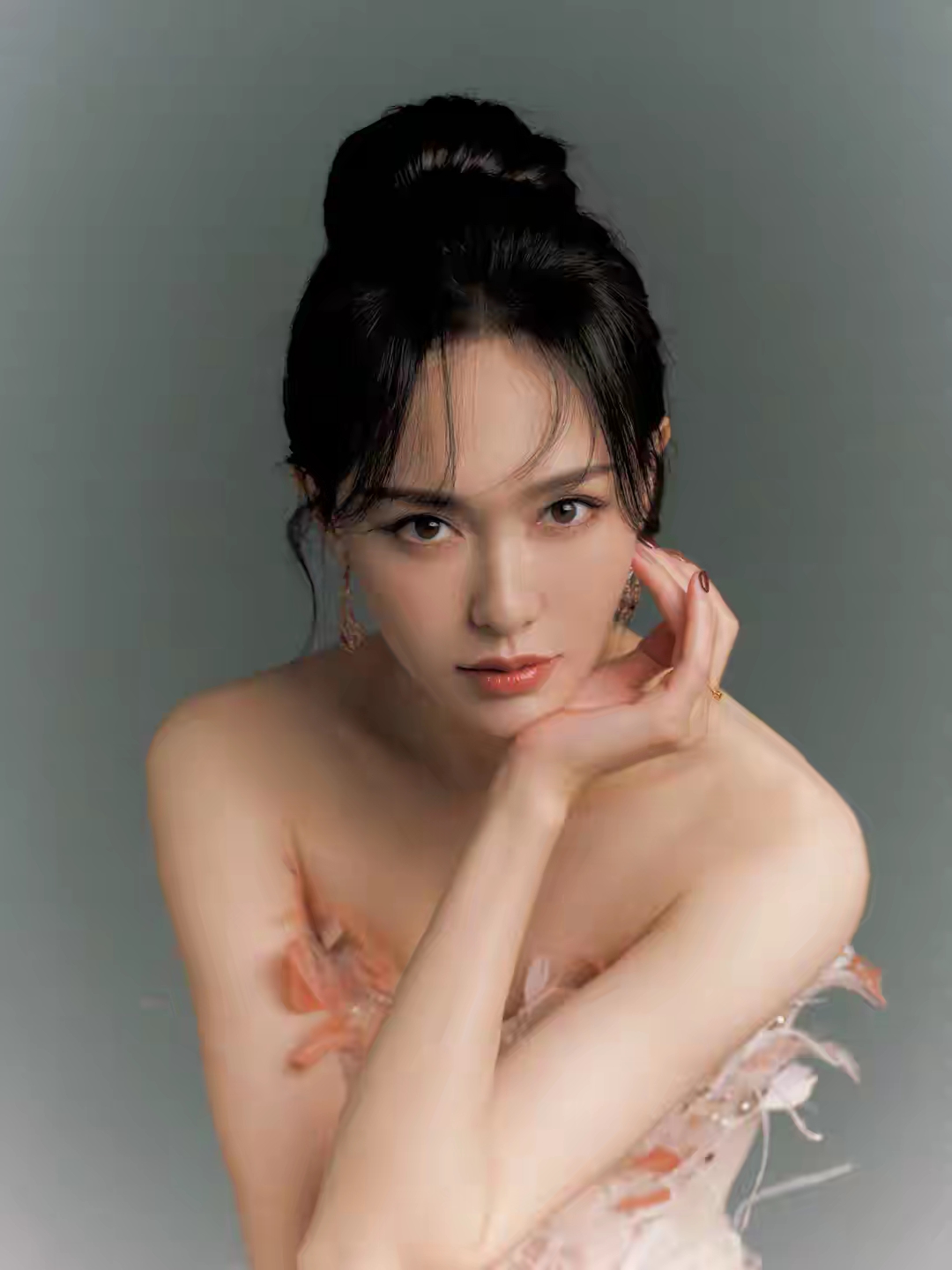 唐嫣抹胸羽毛花朵裙写真插图