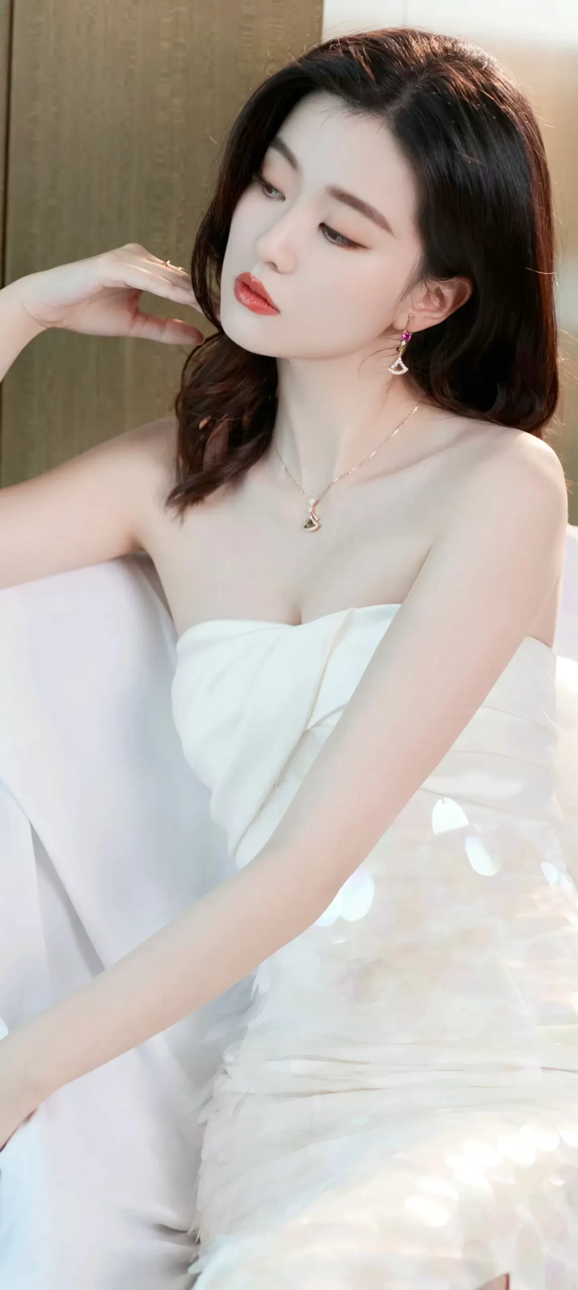 乔欣白色抹胸裙写真插图6