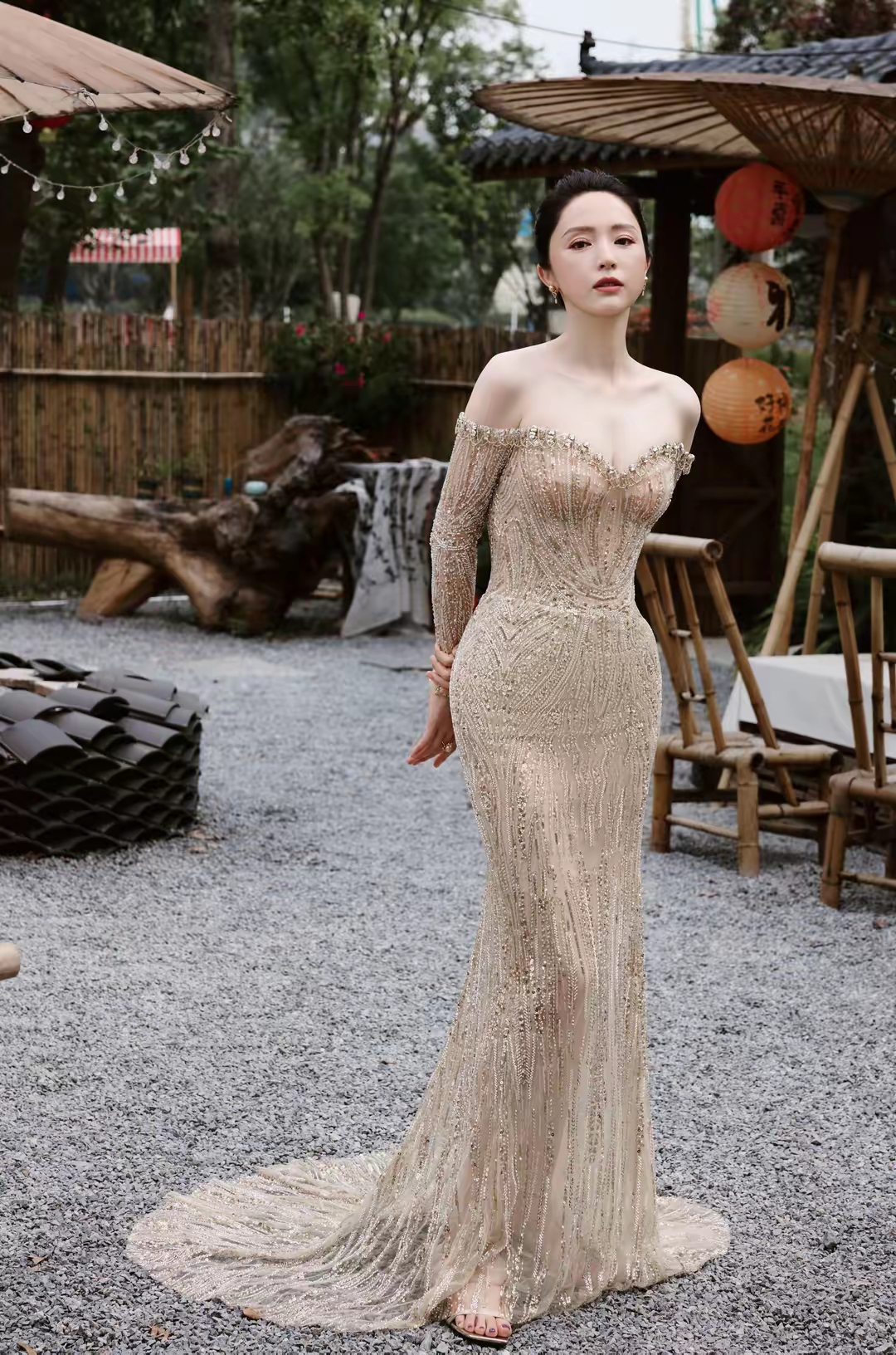 董璇金色亮片抹胸连衣裙写真插图9