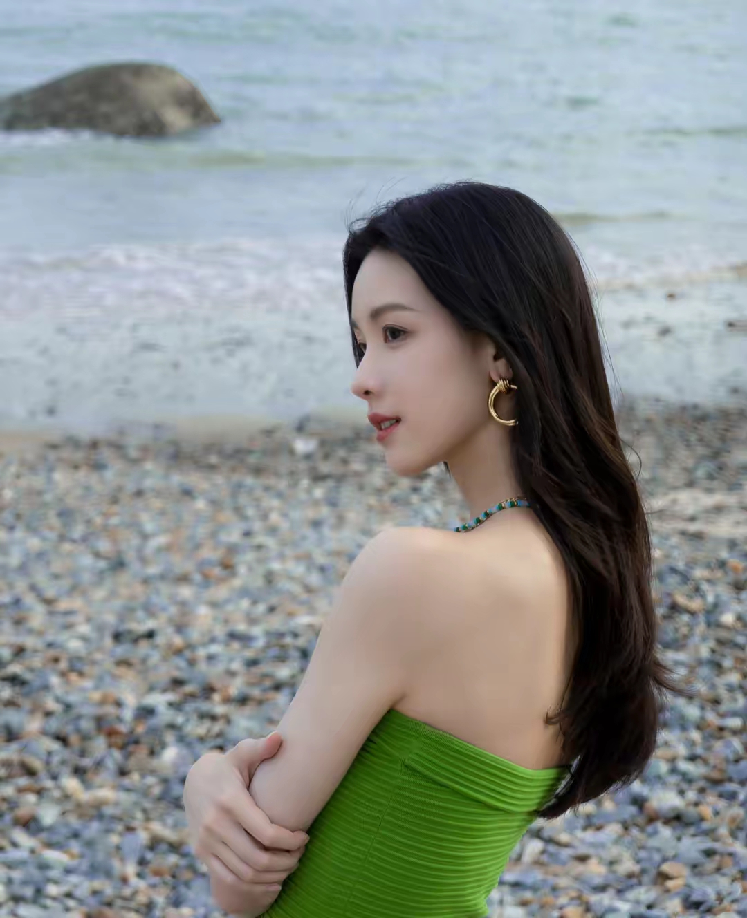 陈都灵身着绿色抹胸长裙写真插图1