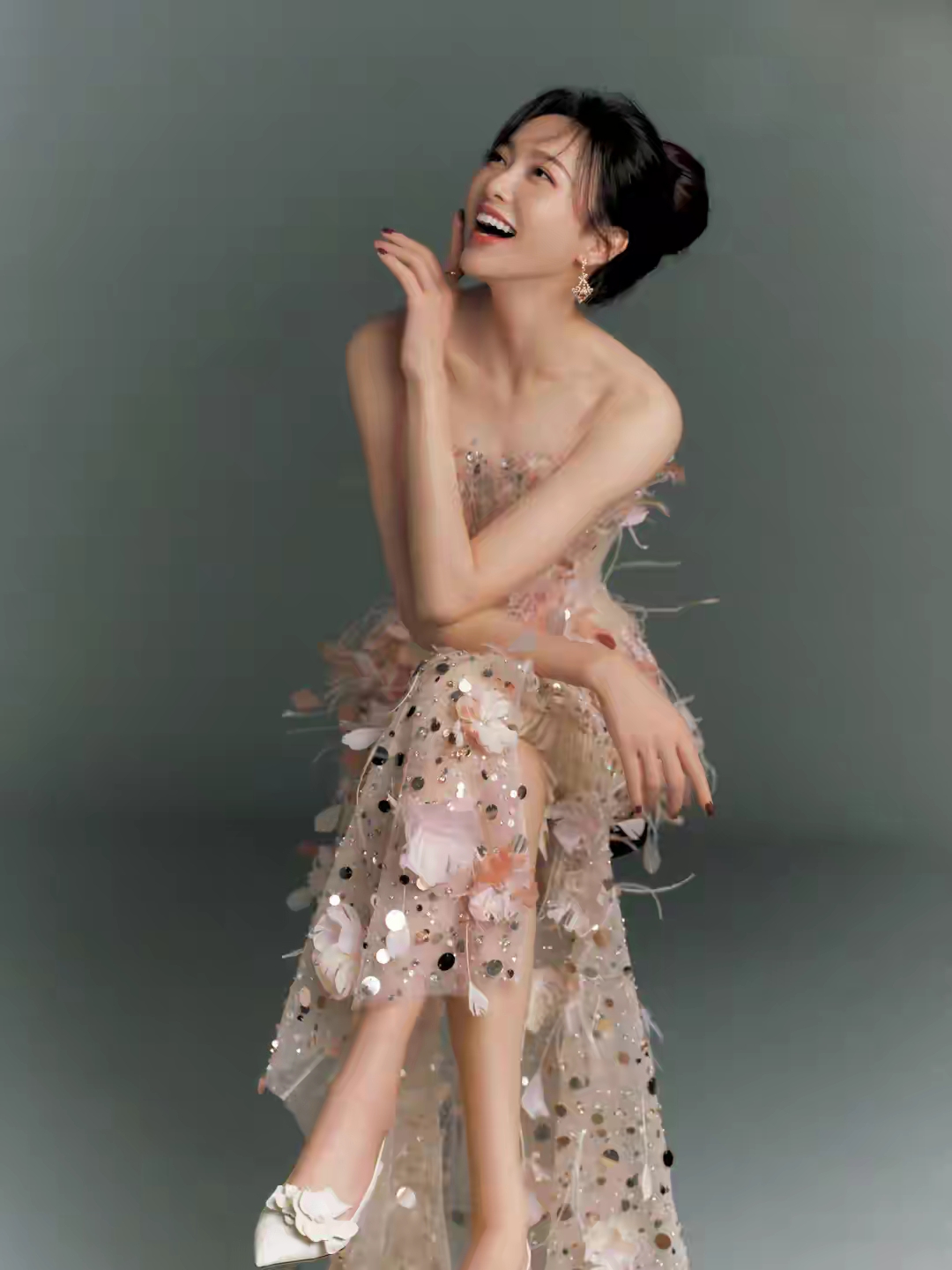 唐嫣抹胸羽毛花朵裙写真插图5