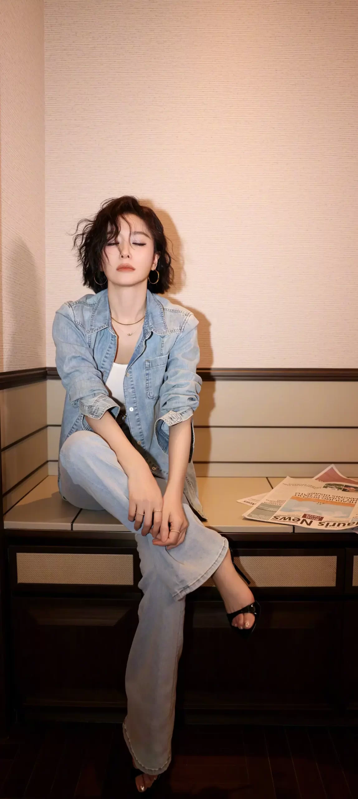 穿牛仔衣的秦岚酷酷写真壁纸插图3