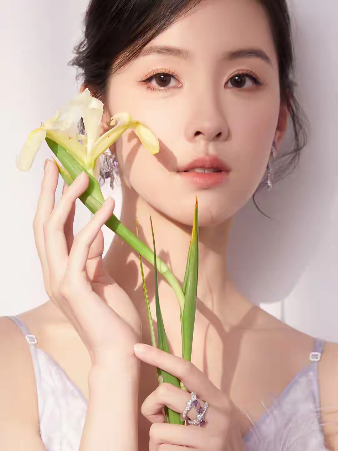陈都灵浅紫色羽毛吊带裙写真插图1