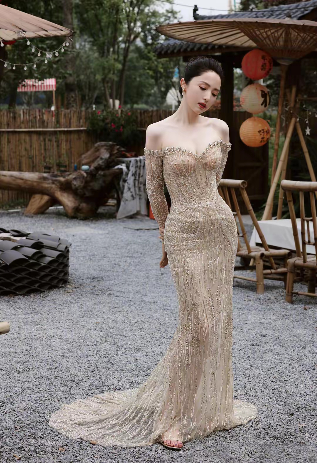 董璇金色亮片抹胸连衣裙写真插图11