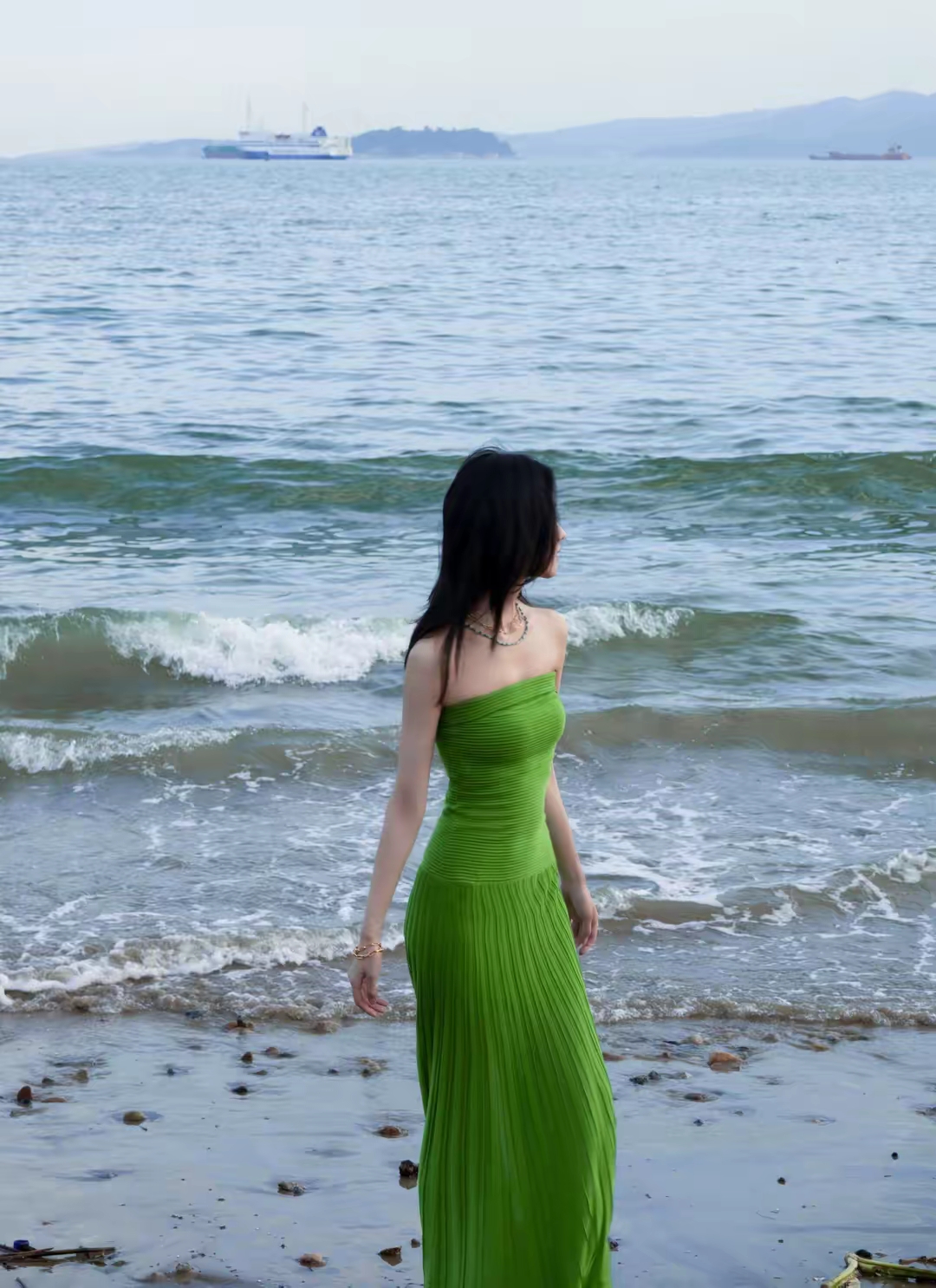 陈都灵身着绿色抹胸长裙写真插图8