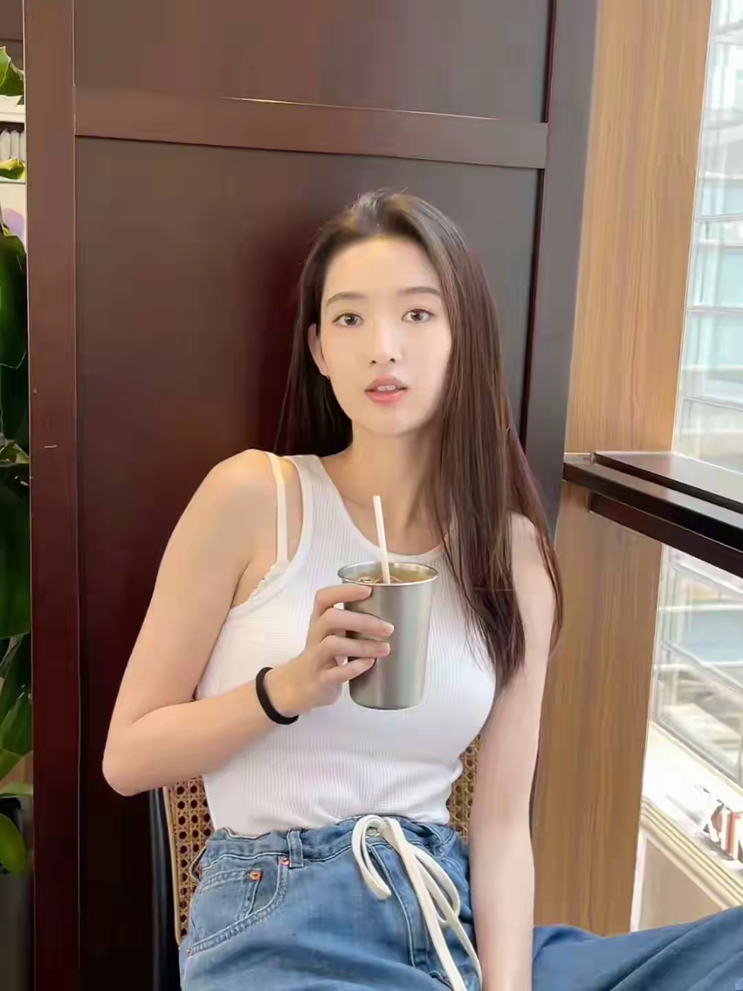 王玉雯白色背心少女写真插图1
