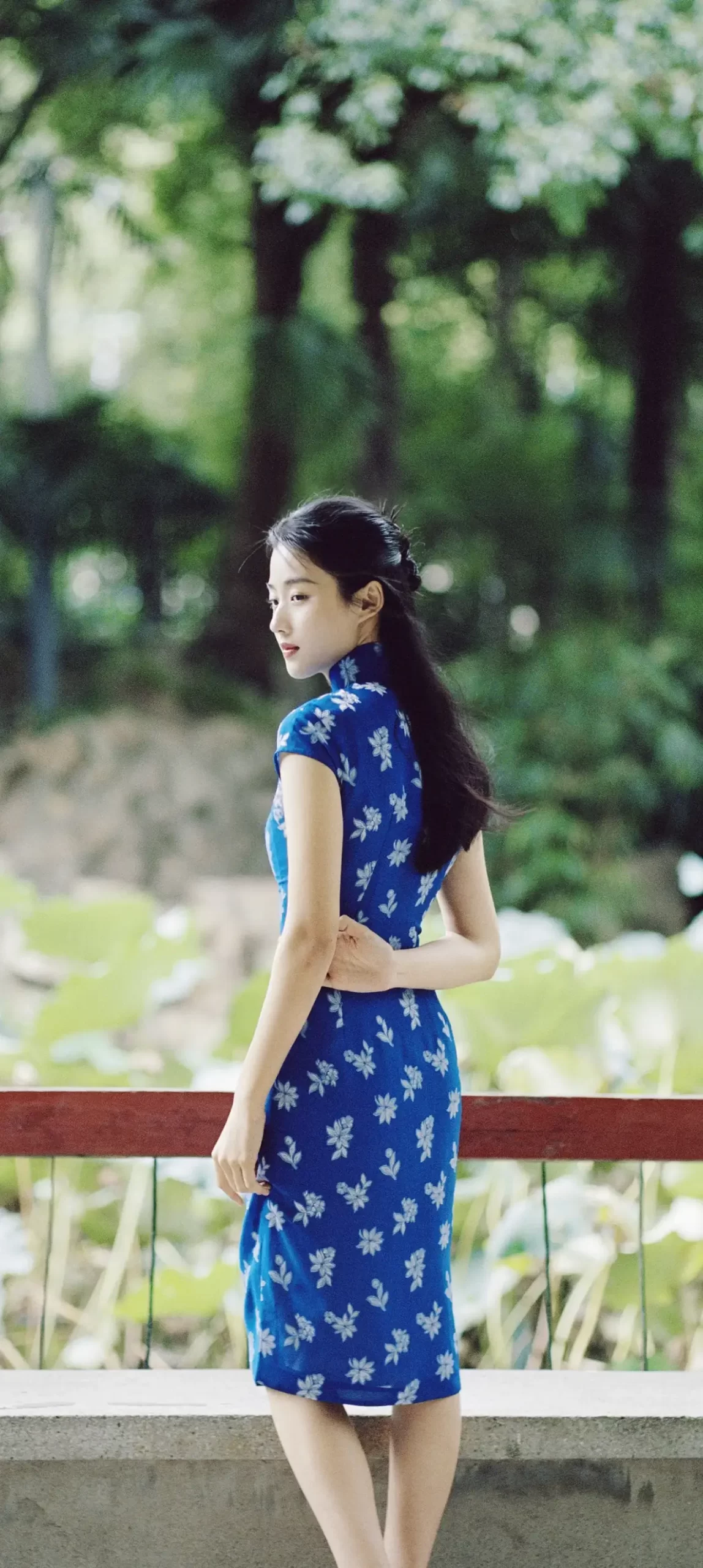 卢昱晓蓝色旗袍写真插图2