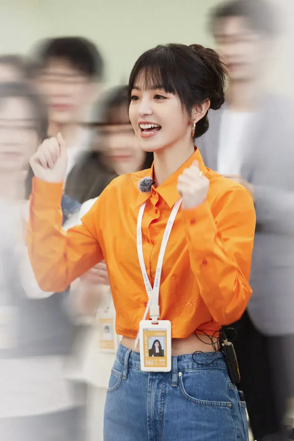 田曦薇桔色衬衣写真插图7