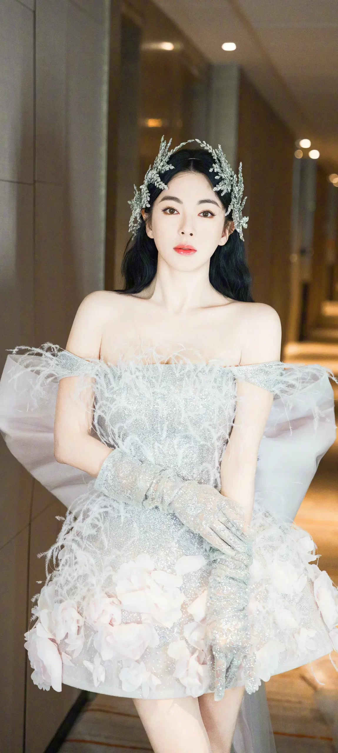 张雨绮银色抹胸裙写真插图1