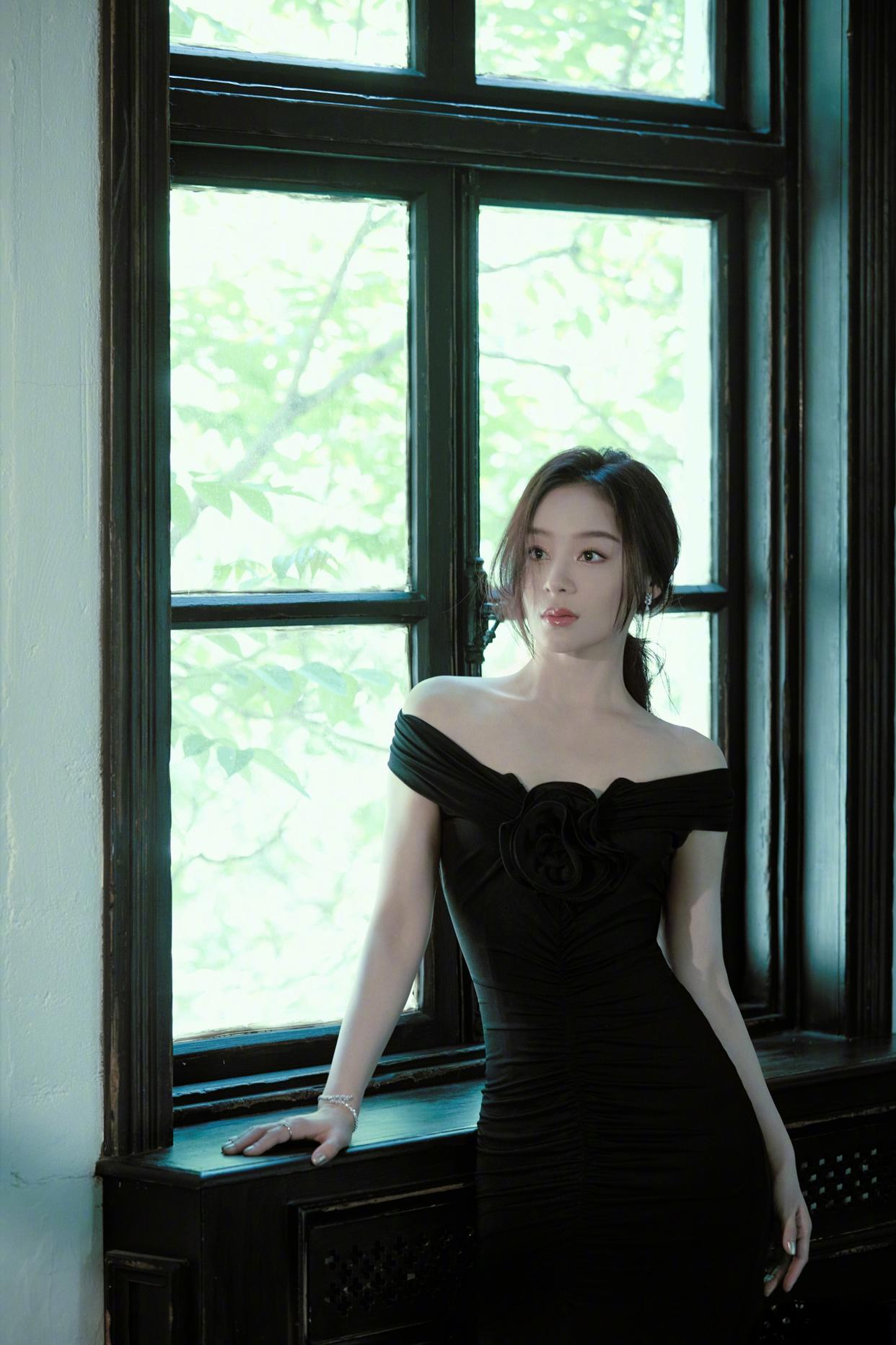 袁姗姗露肩长裙写真插图5