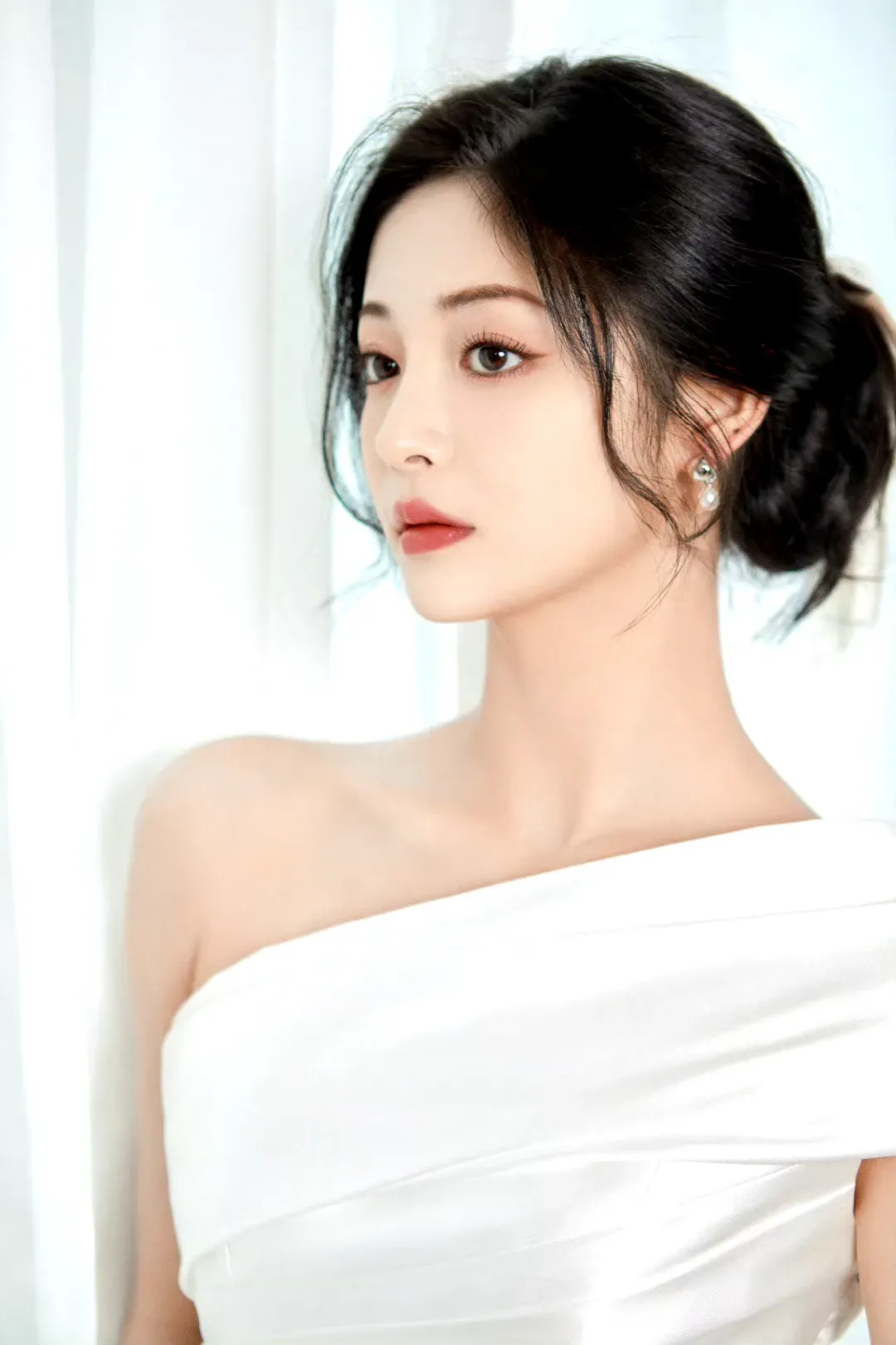 周洁琼白色露肩裙写真插图