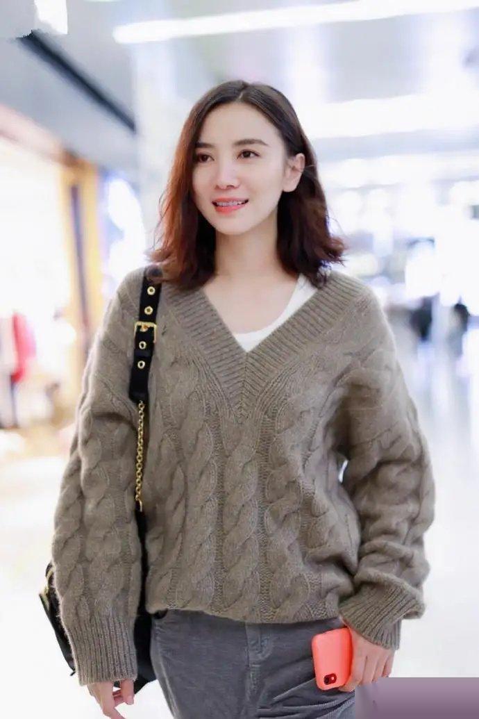宋佳毛衣配阔腿裤写真插图1