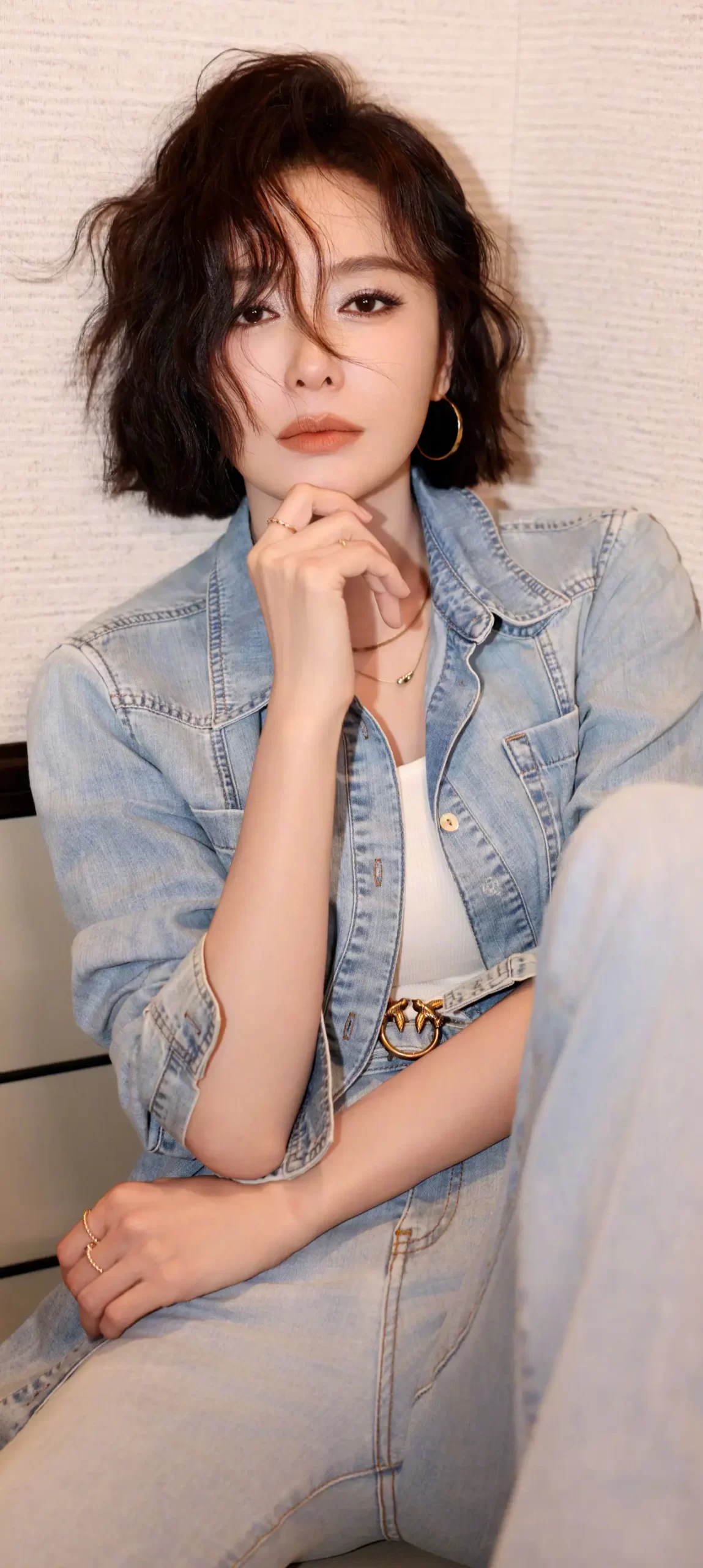 穿牛仔衣的秦岚酷酷写真壁纸插图