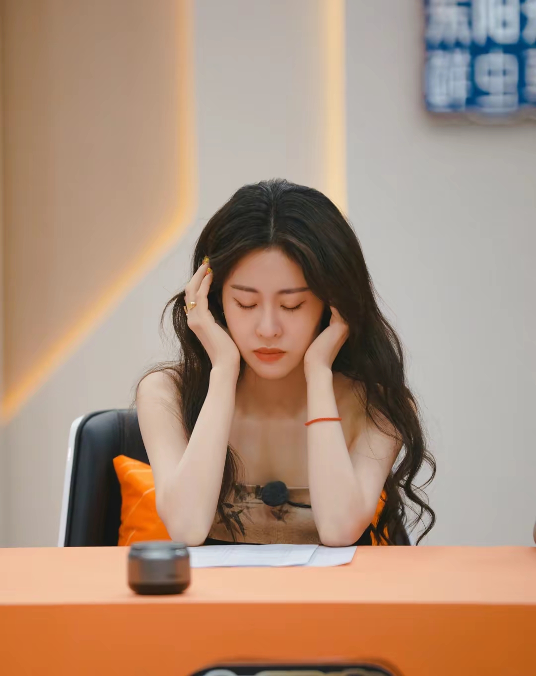 张碧晨黑色刺绣丝绒蕾丝吊带写真插图18