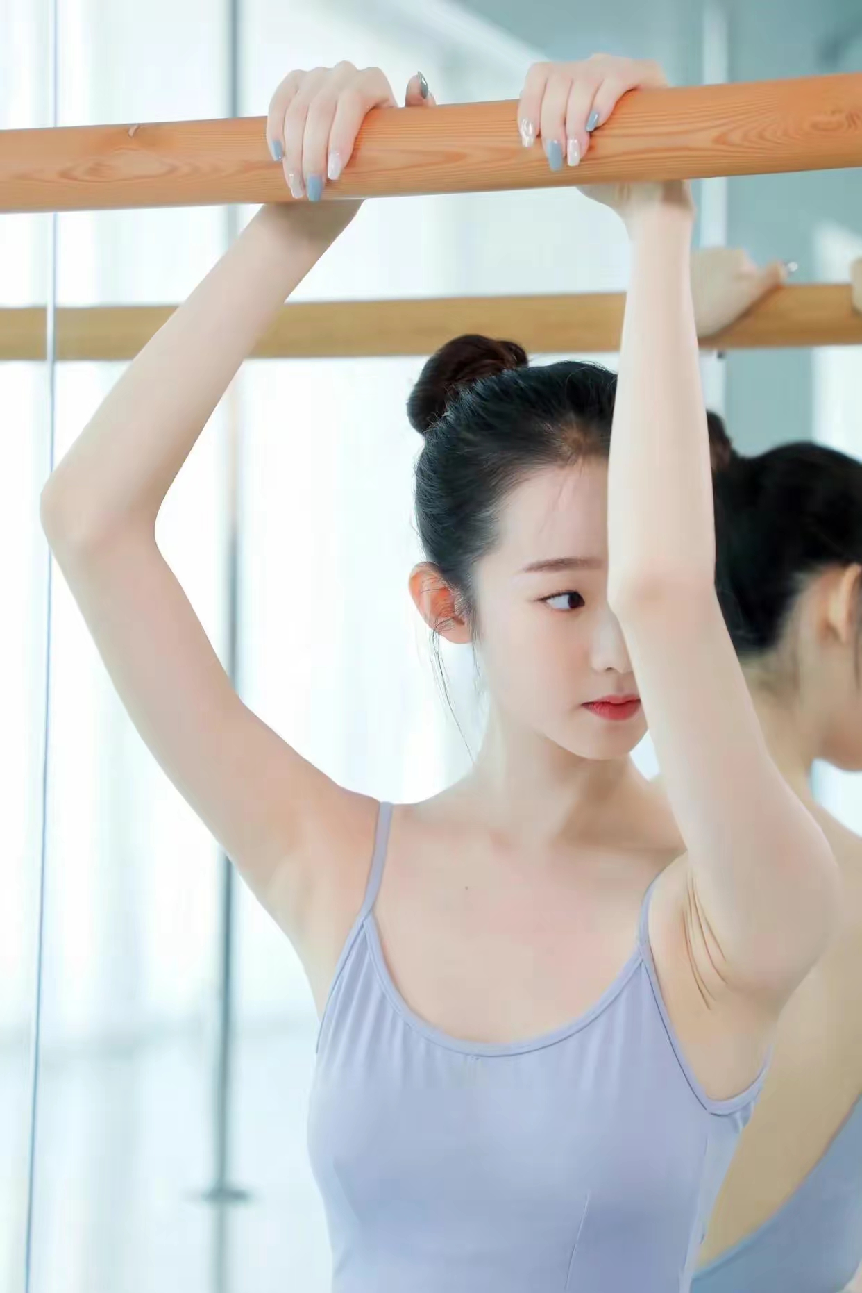 舞蹈女孩张艺凡插图