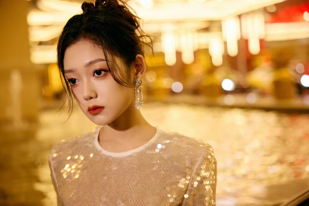 希林娜依高亮片圆领短上衣凸显曼妙身姿插图2