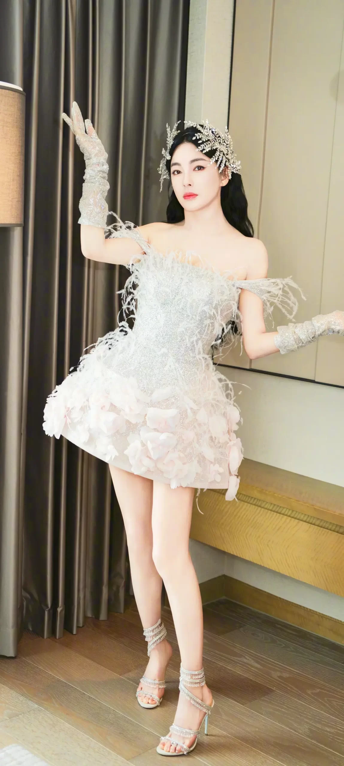 张雨绮银色抹胸裙写真插图3