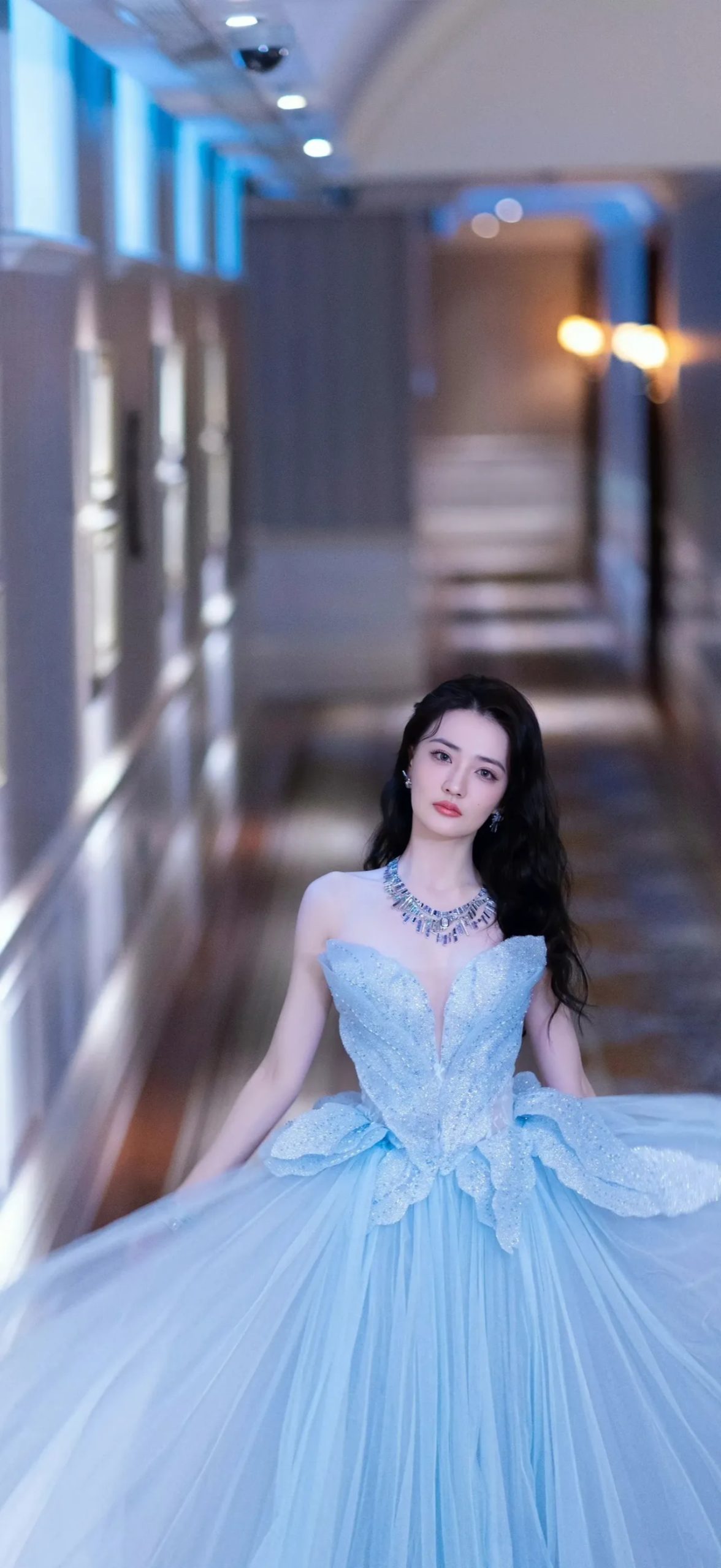 徐璐蓝色抹胸裙写真壁纸插图1